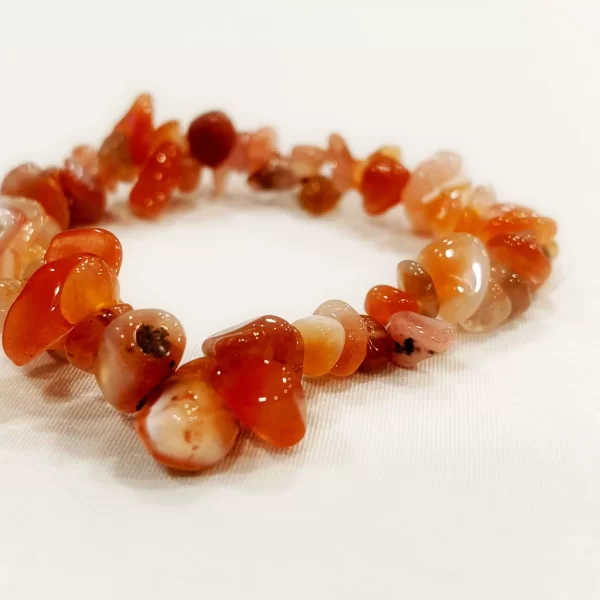 La pulsera de Ágata Cornalina es un accesorio de bienestar emocional asociado a la vitalidad, la motivación y la confianza personal, ideal como apoyo simbólico en procesos de sanación emocional, crecimiento interno y desarrollo personal consciente.