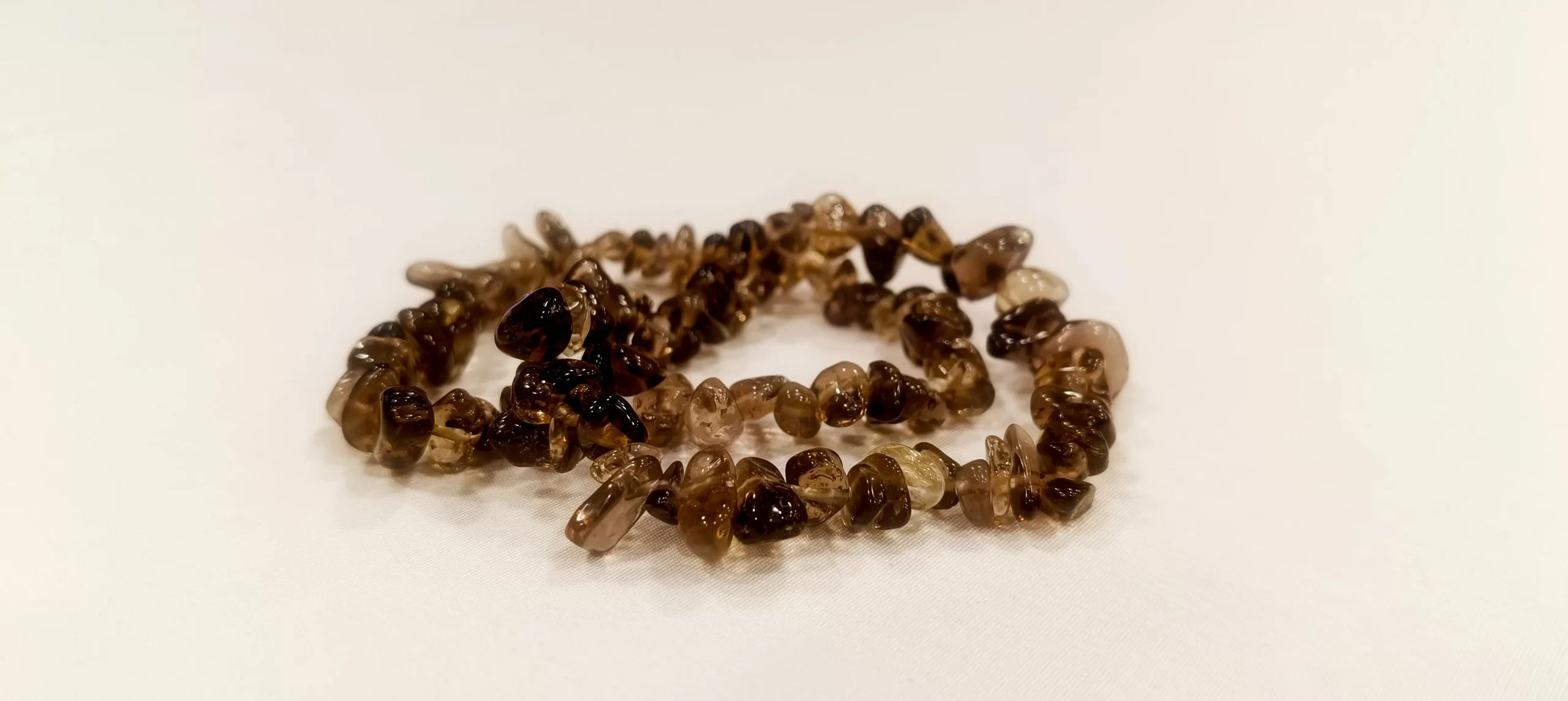 La pulsera de Cuarzo Ahumado es un accesorio de bienestar emocional asociado a la calma, el equilibrio interno y la claridad mental, ideal como apoyo simbólico en procesos de sanación emocional, manejo del estrés y crecimiento personal.
