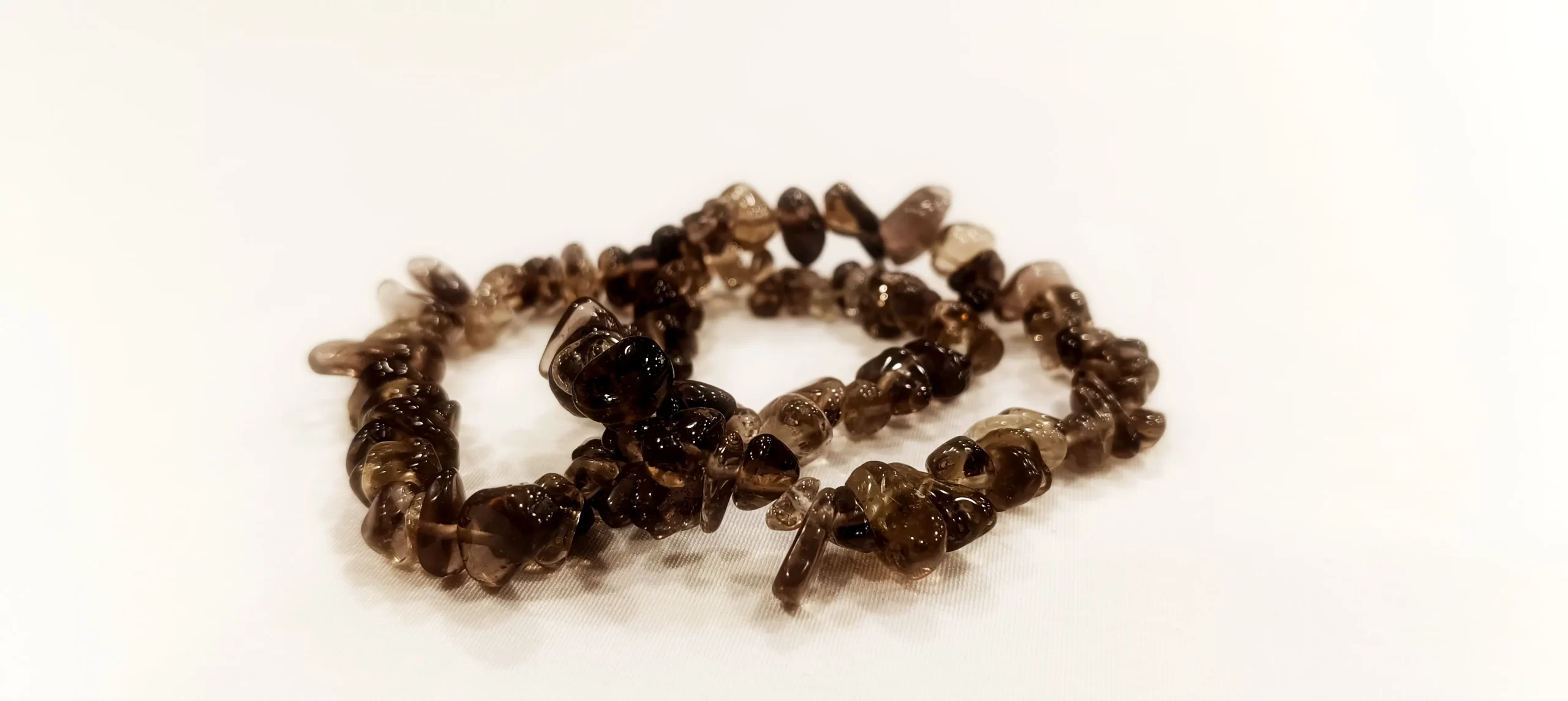 La pulsera de Cuarzo Ahumado es un accesorio de bienestar emocional asociado a la calma, el equilibrio interno y la claridad mental, ideal como apoyo simbólico en procesos de sanación emocional, manejo del estrés y crecimiento personal.