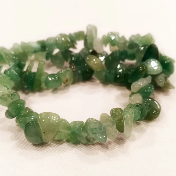 El cuarzo verde es una piedra de armonía, bienestar y prosperidad que equilibra mente y cuerpo, reduce estrés y ansiedad, y atrae abundancia, siendo ideal para el chakra corazón, la sanación emocional, la claridad mental y la protección energética, además de beneficiar sistemas como el endocrino e inmunitario.