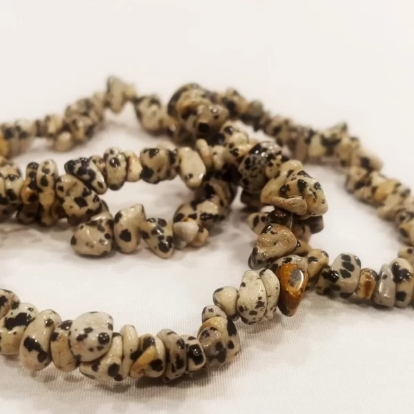 La pulsera de Jaspe Dálmata es un accesorio de bienestar emocional asociado a la alegría, el equilibrio interno y la estabilidad emocional. Ideal como apoyo simbólico en procesos de sanación emocional, crecimiento personal y manejo del estrés, promoviendo una actitud más ligera y consciente.