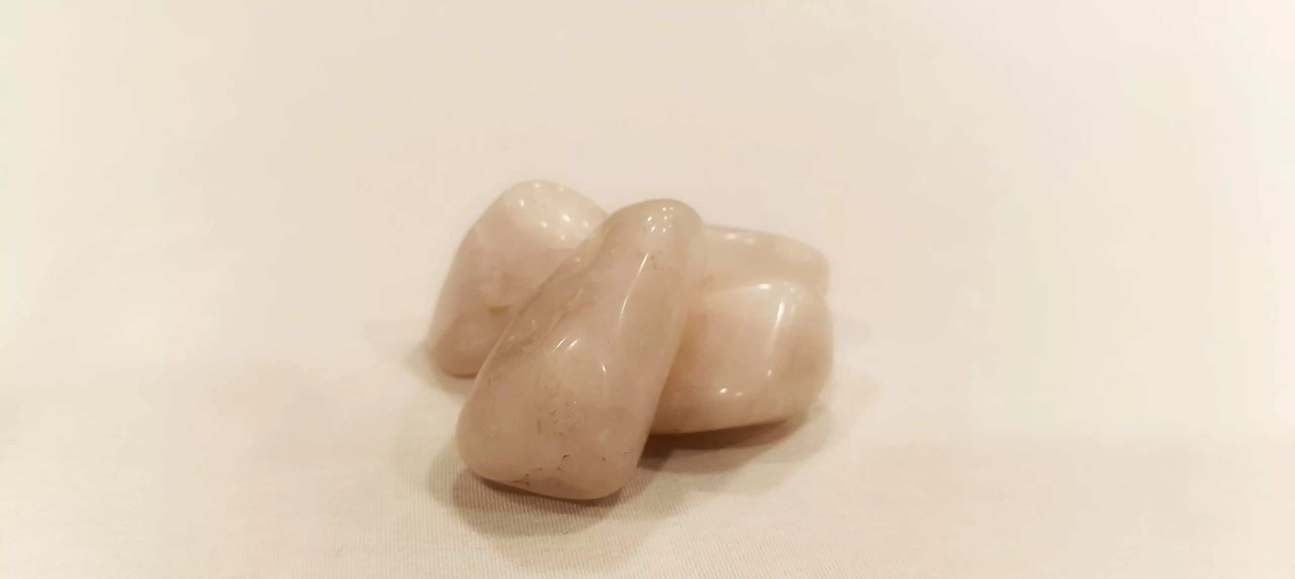 La piedra de Cuarzo Rosa es un elemento de bienestar emocional asociado al amor propio, la calma y el equilibrio interno, ideal como apoyo simbólico en procesos de sanación emocional y crecimiento personal.
