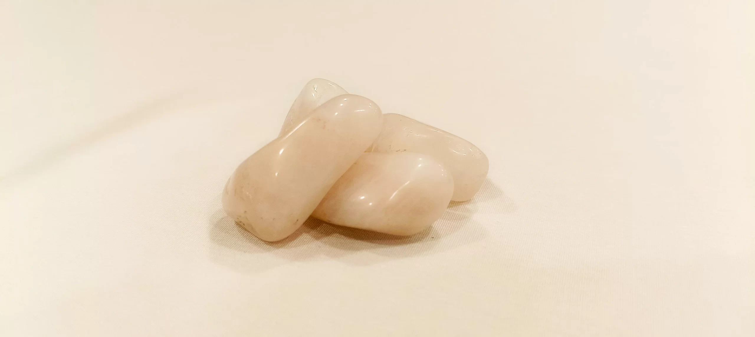 La piedra de Cuarzo Rosa es un elemento de bienestar emocional asociado al amor propio, la calma y el equilibrio interno, ideal como apoyo simbólico en procesos de sanación emocional y crecimiento personal.