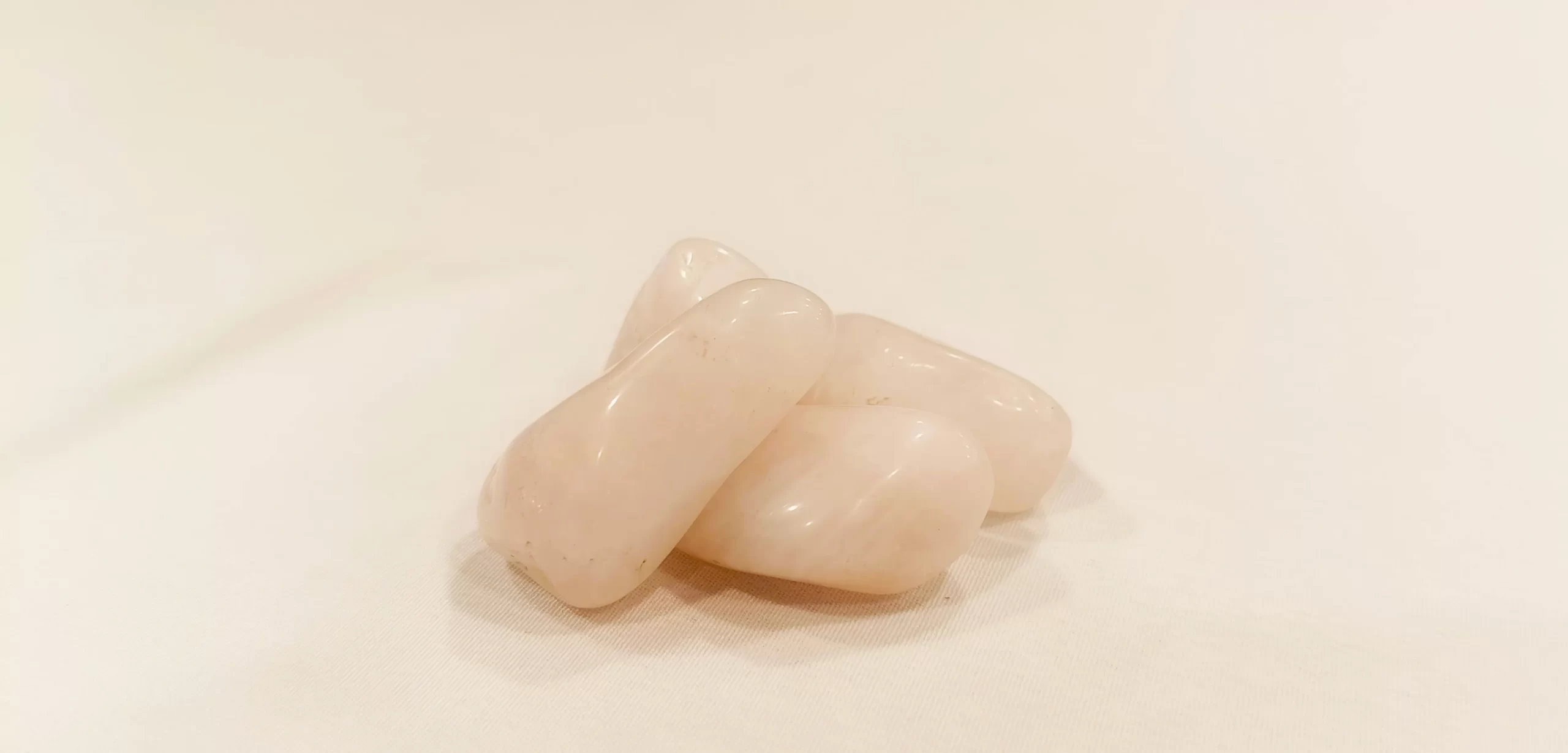 La piedra de Cuarzo Rosa es un elemento de bienestar emocional asociado al amor propio, la calma y el equilibrio interno, ideal como apoyo simbólico en procesos de sanación emocional y crecimiento personal.