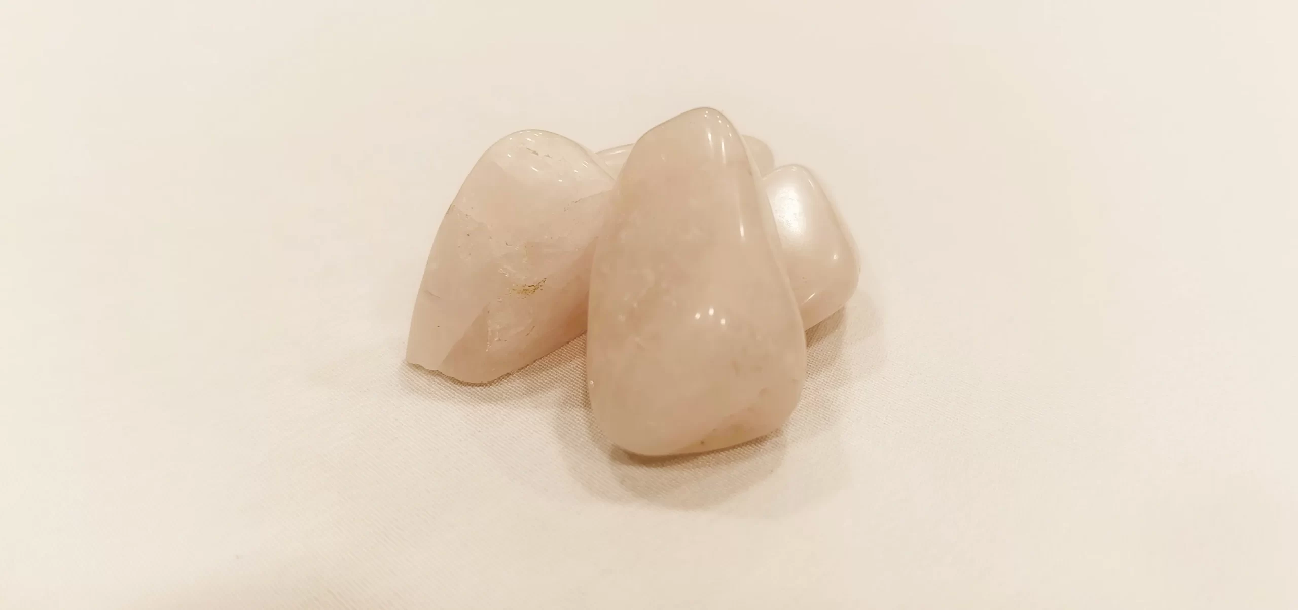 La piedra de Cuarzo Rosa es un elemento de bienestar emocional asociado al amor propio, la calma y el equilibrio interno, ideal como apoyo simbólico en procesos de sanación emocional y crecimiento personal.