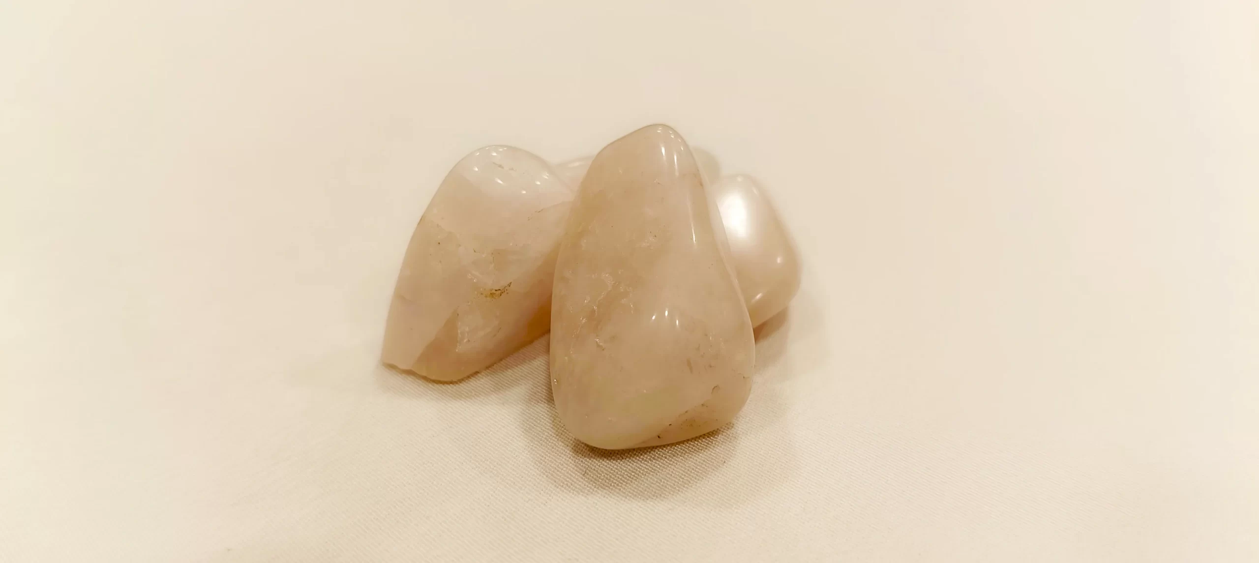 La piedra de Cuarzo Rosa es un elemento de bienestar emocional asociado al amor propio, la calma y el equilibrio interno, ideal como apoyo simbólico en procesos de sanación emocional y crecimiento personal.