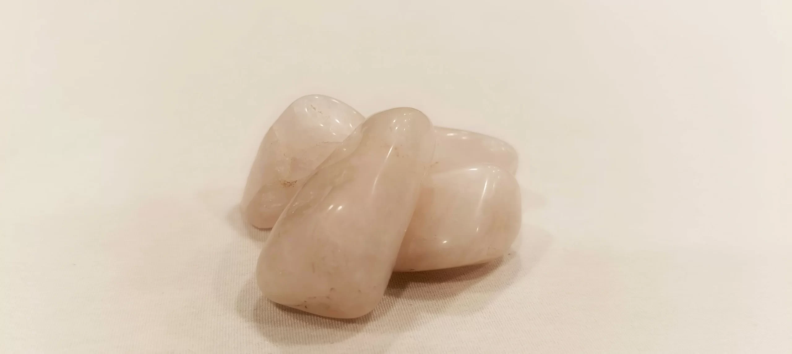 La piedra de Cuarzo Rosa es un elemento de bienestar emocional asociado al amor propio, la calma y el equilibrio interno, ideal como apoyo simbólico en procesos de sanación emocional y crecimiento personal.