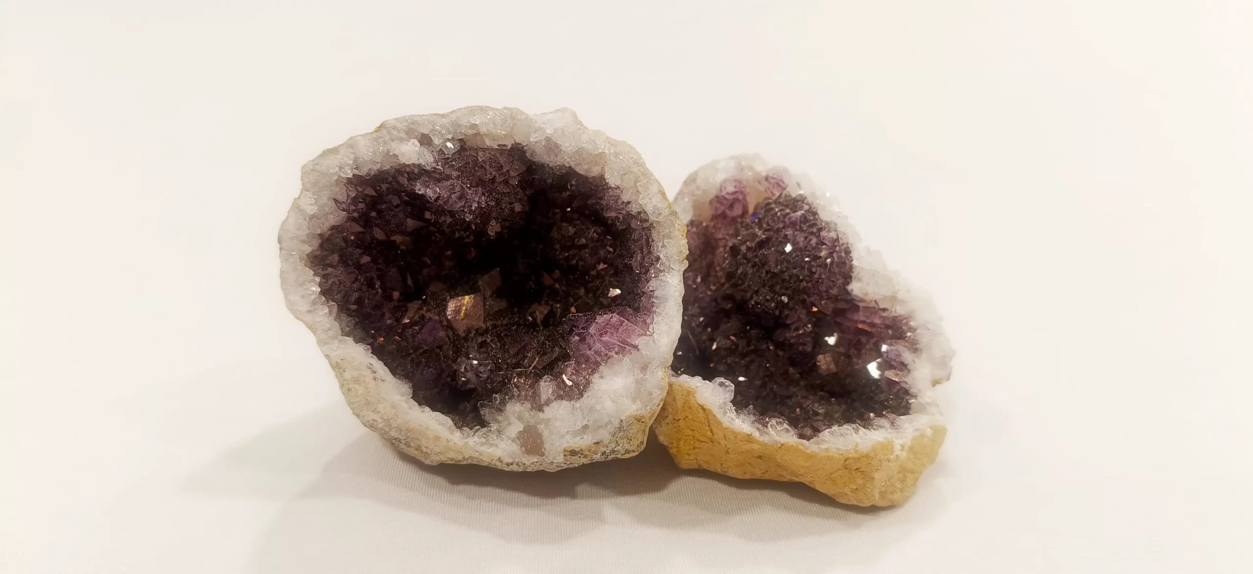 La geoda morada de amatista es un elemento de bienestar emocional asociado a la calma, la claridad mental y la armonía, ideal como apoyo simbólico en procesos de sanación emocional y meditación consciente.