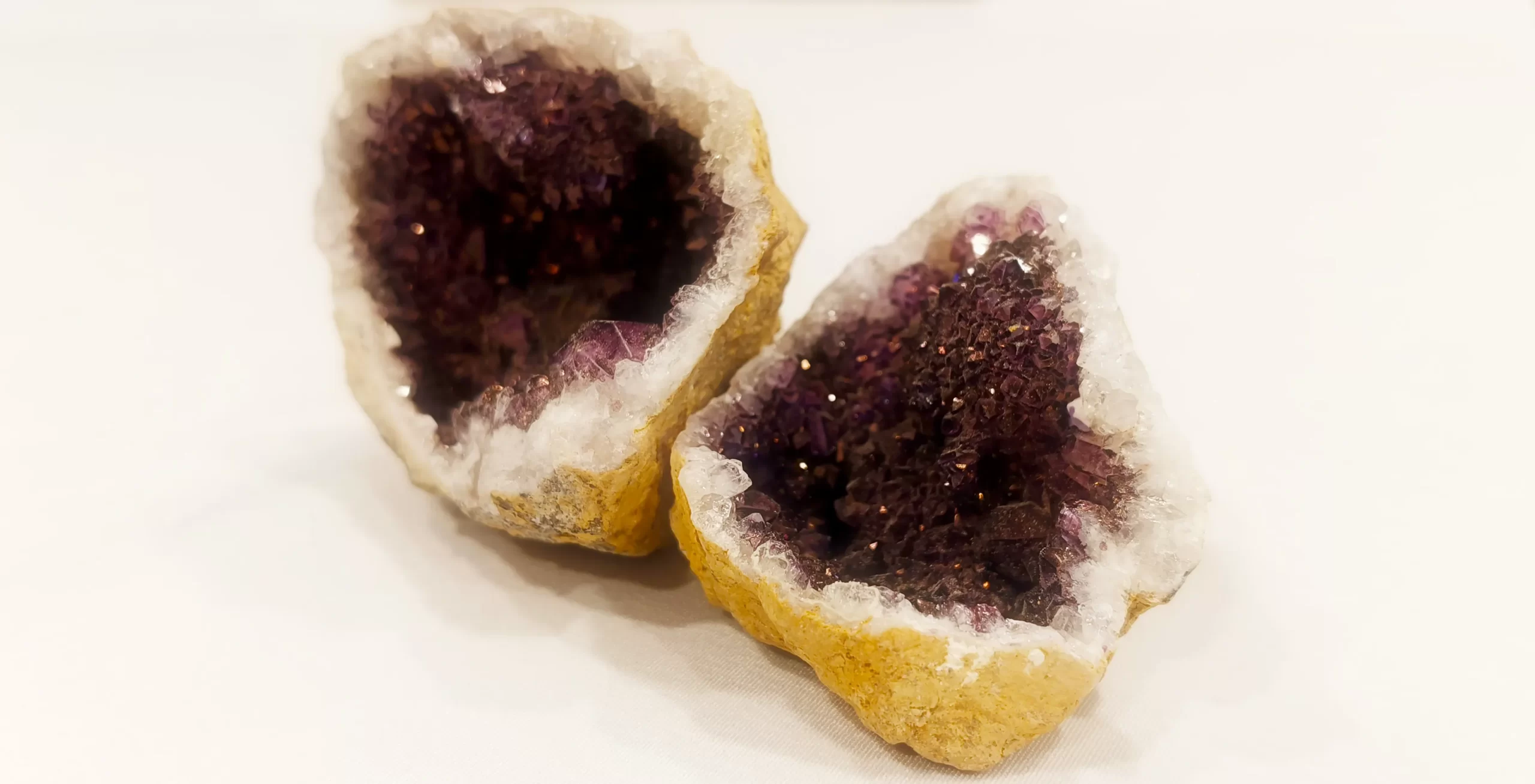 La geoda morada de amatista es un elemento de bienestar emocional asociado a la calma, la claridad mental y la armonía, ideal como apoyo simbólico en procesos de sanación emocional y meditación consciente.