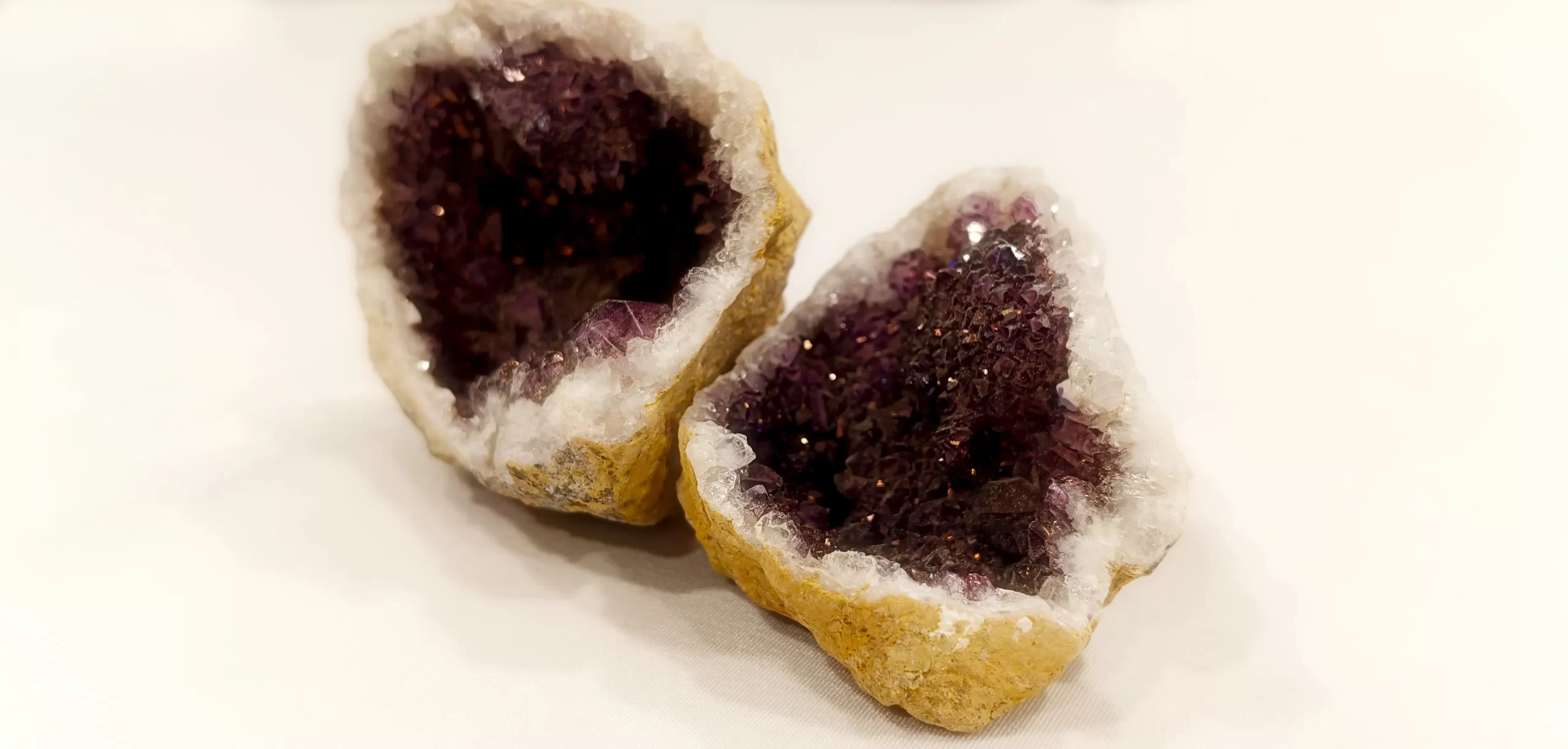 La geoda morada de amatista es un elemento de bienestar emocional asociado a la calma, la claridad mental y la armonía, ideal como apoyo simbólico en procesos de sanación emocional y meditación consciente.