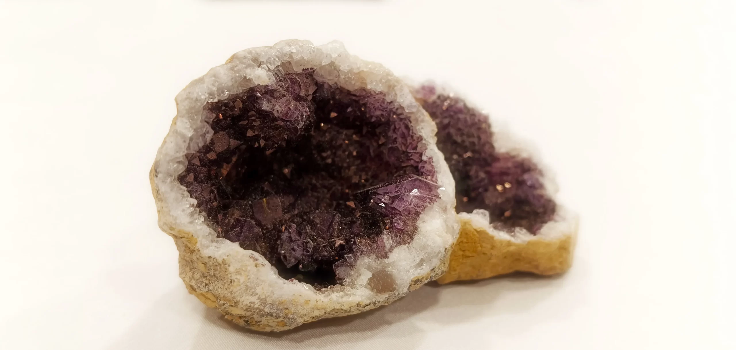 La geoda morada de amatista es un elemento de bienestar emocional asociado a la calma, la claridad mental y la armonía, ideal como apoyo simbólico en procesos de sanación emocional y meditación consciente.