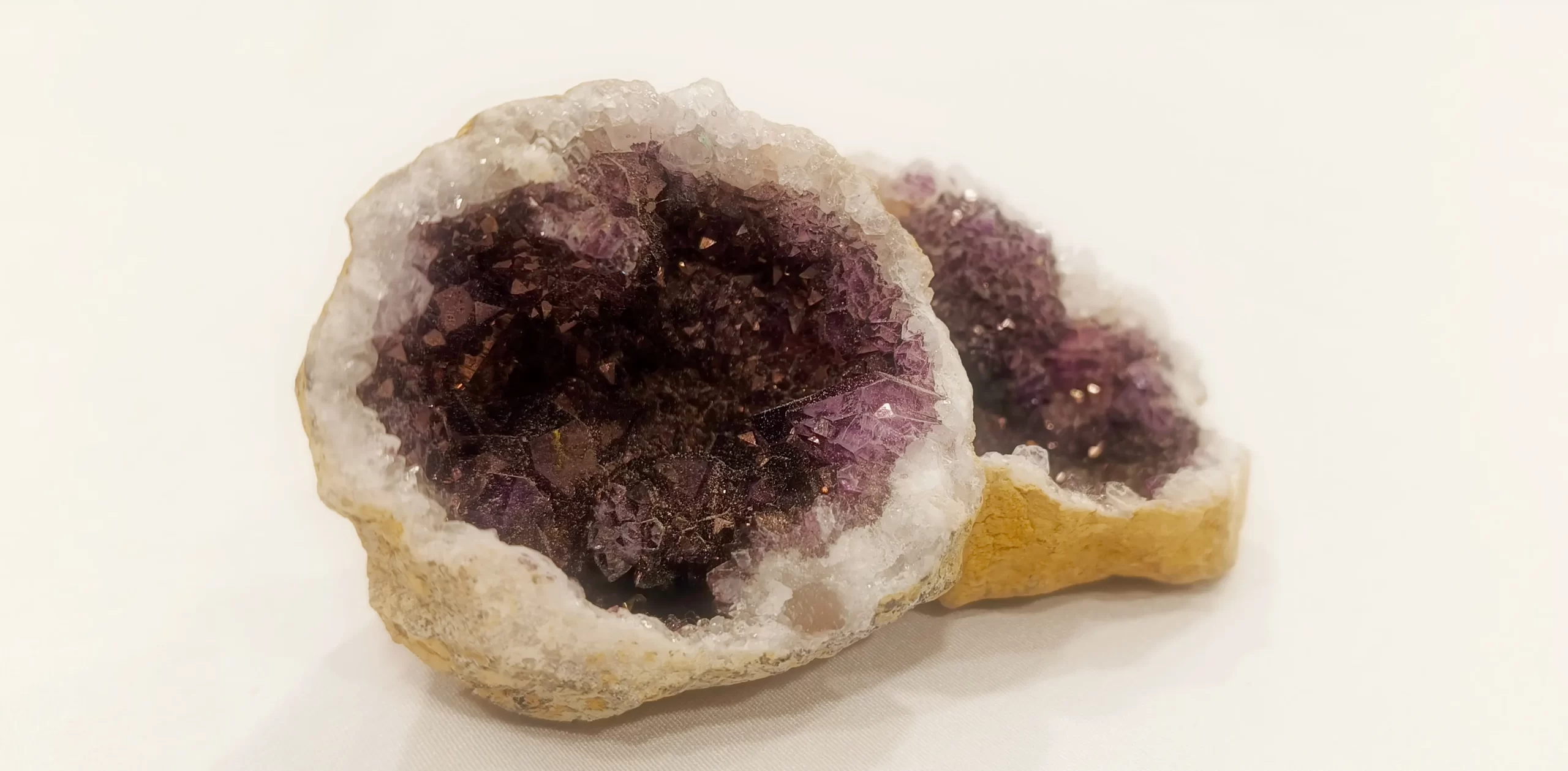 La geoda morada de amatista es un elemento de bienestar emocional asociado a la calma, la claridad mental y la armonía, ideal como apoyo simbólico en procesos de sanación emocional y meditación consciente.