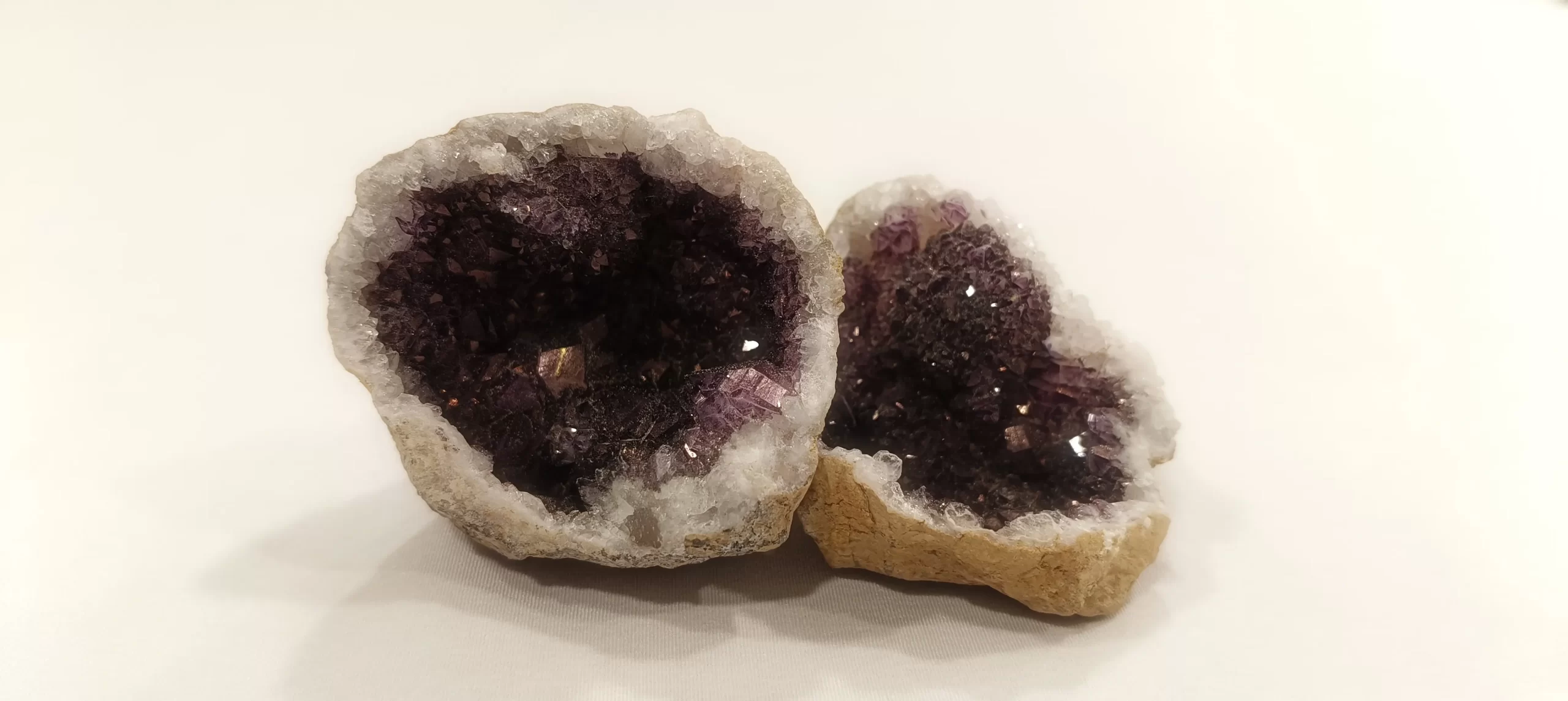La geoda morada de amatista es un elemento de bienestar emocional asociado a la calma, la claridad mental y la armonía, ideal como apoyo simbólico en procesos de sanación emocional y meditación consciente.