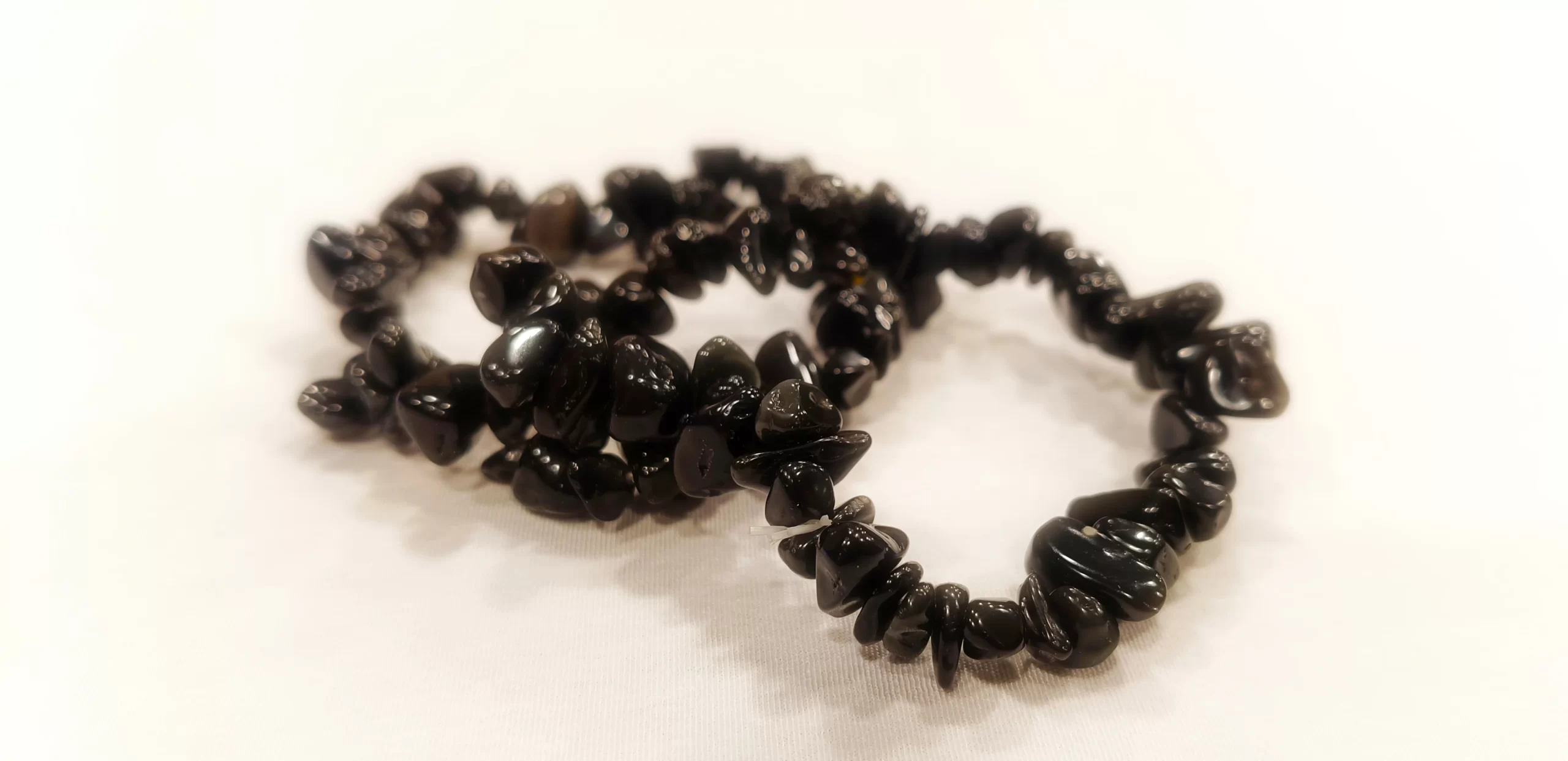La pulsera de mineral Piedra Estrella —también conocida como piedra de arena o “lluvia de estrellas”— es valorada en la mineralogía y el desarrollo personal por su simbolismo de claridad mental, enfoque y motivación interna. Tradicionalmente asociada con la concentración, la creatividad y la calma emocional, este mineral se utiliza como un apoyo simbólico para mantener una actitud positiva y enfocada frente a los retos cotidianos. La piedra estrella se vincula con procesos de bienestar emocional, fortalecimiento de la confianza personal y reprogramación de creencias, siendo un complemento ideal para personas que trabajan en su crecimiento personal, toma de decisiones y equilibrio emocional. Su energía simbólica se asocia con la apertura a nuevas oportunidades, constancia y visión clara de objetivos, especialmente cuando se integra a procesos de sanación emocional y acompañamiento terapéutico. Su uso es complementario y no sustituye ningún tratamiento médico o psicológico.