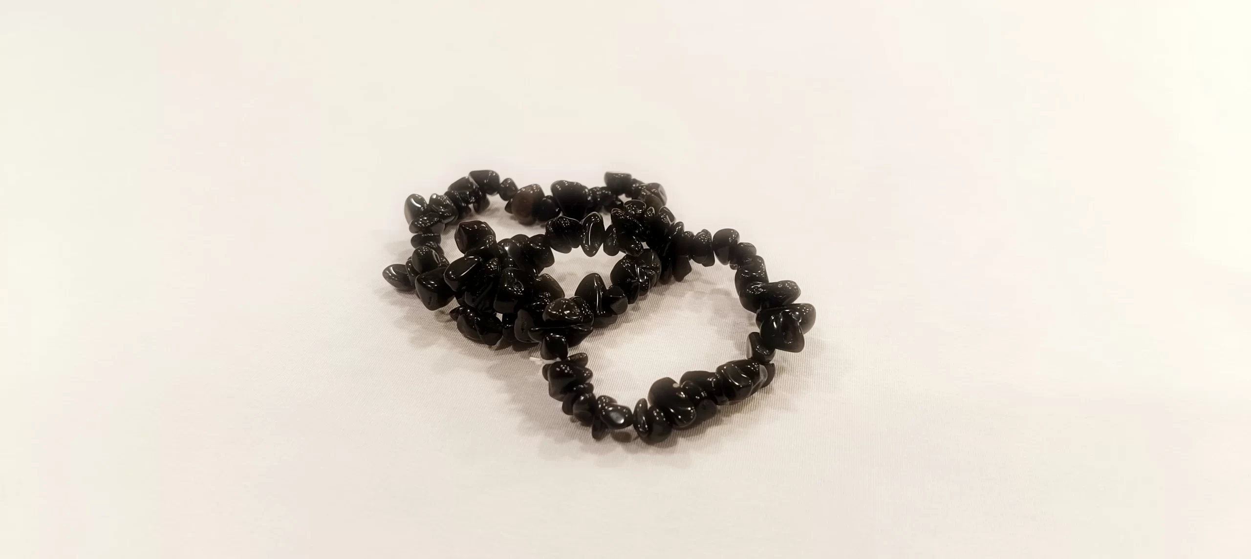 La pulsera de mineral Piedra Estrella —también conocida como piedra de arena o “lluvia de estrellas”— es valorada en la mineralogía y el desarrollo personal por su simbolismo de claridad mental, enfoque y motivación interna. Tradicionalmente asociada con la concentración, la creatividad y la calma emocional, este mineral se utiliza como un apoyo simbólico para mantener una actitud positiva y enfocada frente a los retos cotidianos. La piedra estrella se vincula con procesos de bienestar emocional, fortalecimiento de la confianza personal y reprogramación de creencias, siendo un complemento ideal para personas que trabajan en su crecimiento personal, toma de decisiones y equilibrio emocional. Su energía simbólica se asocia con la apertura a nuevas oportunidades, constancia y visión clara de objetivos, especialmente cuando se integra a procesos de sanación emocional y acompañamiento terapéutico. Su uso es complementario y no sustituye ningún tratamiento médico o psicológico.