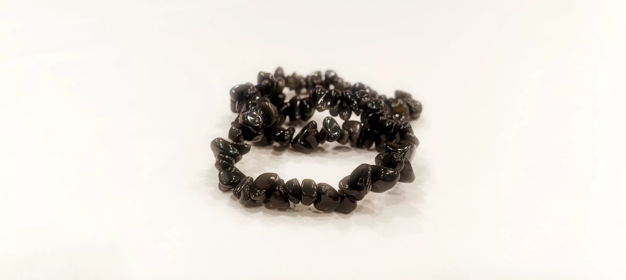 La pulsera de mineral Piedra Estrella —también conocida como piedra de arena o “lluvia de estrellas”— es valorada en la mineralogía y el desarrollo personal por su simbolismo de claridad mental, enfoque y motivación interna. Tradicionalmente asociada con la concentración, la creatividad y la calma emocional, este mineral se utiliza como un apoyo simbólico para mantener una actitud positiva y enfocada frente a los retos cotidianos. La piedra estrella se vincula con procesos de bienestar emocional, fortalecimiento de la confianza personal y reprogramación de creencias, siendo un complemento ideal para personas que trabajan en su crecimiento personal, toma de decisiones y equilibrio emocional. Su energía simbólica se asocia con la apertura a nuevas oportunidades, constancia y visión clara de objetivos, especialmente cuando se integra a procesos de sanación emocional y acompañamiento terapéutico. Su uso es complementario y no sustituye ningún tratamiento médico o psicológico.