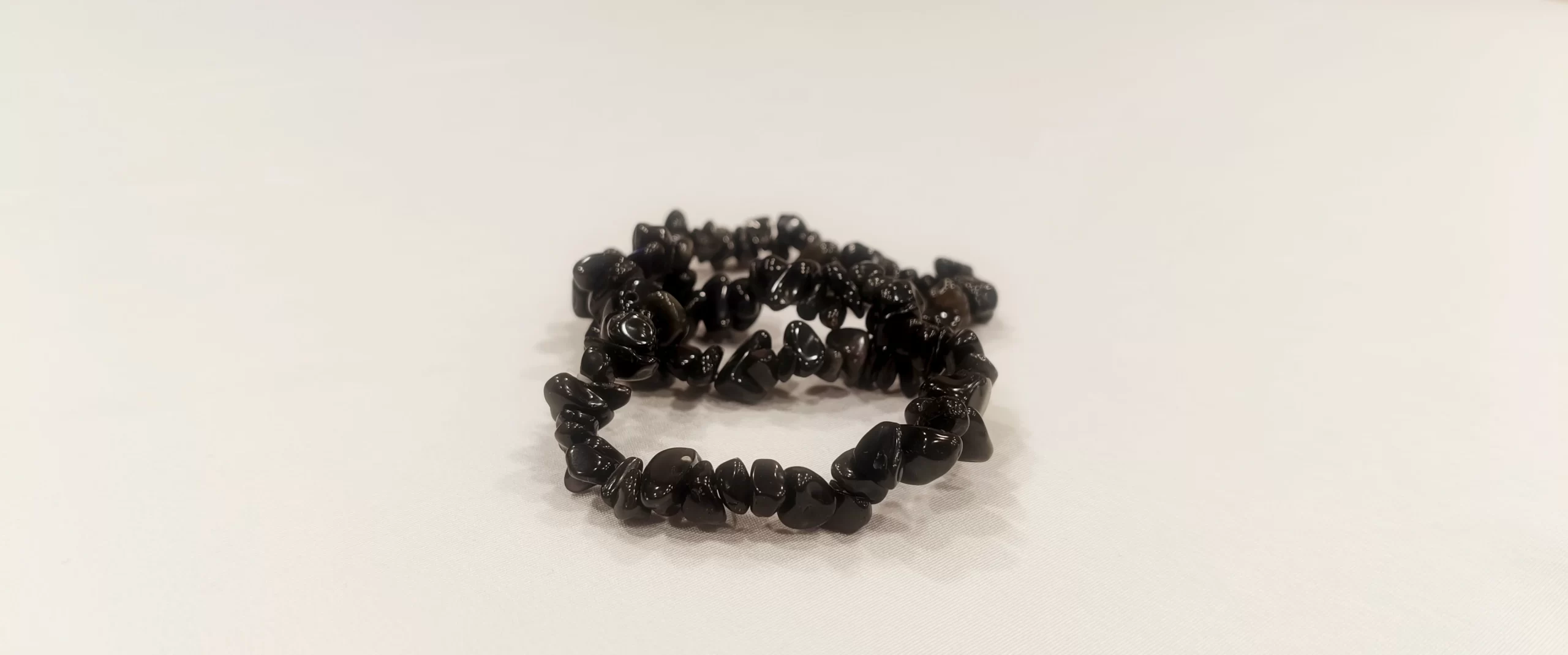 La pulsera de mineral Piedra Estrella —también conocida como piedra de arena o “lluvia de estrellas”— es valorada en la mineralogía y el desarrollo personal por su simbolismo de claridad mental, enfoque y motivación interna. Tradicionalmente asociada con la concentración, la creatividad y la calma emocional, este mineral se utiliza como un apoyo simbólico para mantener una actitud positiva y enfocada frente a los retos cotidianos. La piedra estrella se vincula con procesos de bienestar emocional, fortalecimiento de la confianza personal y reprogramación de creencias, siendo un complemento ideal para personas que trabajan en su crecimiento personal, toma de decisiones y equilibrio emocional. Su energía simbólica se asocia con la apertura a nuevas oportunidades, constancia y visión clara de objetivos, especialmente cuando se integra a procesos de sanación emocional y acompañamiento terapéutico. Su uso es complementario y no sustituye ningún tratamiento médico o psicológico.