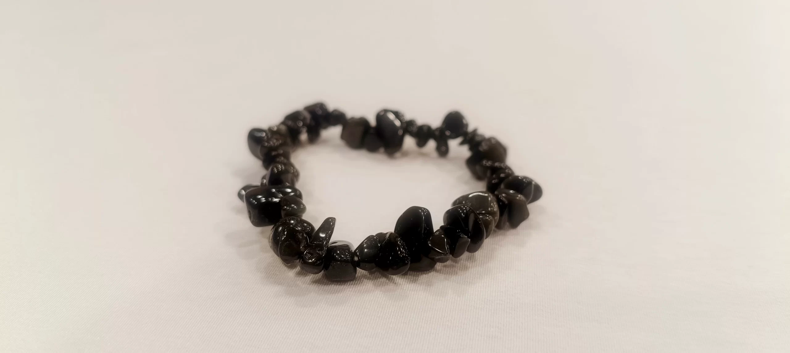La pulsera de mineral Piedra Estrella —también conocida como piedra de arena o “lluvia de estrellas”— es valorada en la mineralogía y el desarrollo personal por su simbolismo de claridad mental, enfoque y motivación interna. Tradicionalmente asociada con la concentración, la creatividad y la calma emocional, este mineral se utiliza como un apoyo simbólico para mantener una actitud positiva y enfocada frente a los retos cotidianos. La piedra estrella se vincula con procesos de bienestar emocional, fortalecimiento de la confianza personal y reprogramación de creencias, siendo un complemento ideal para personas que trabajan en su crecimiento personal, toma de decisiones y equilibrio emocional. Su energía simbólica se asocia con la apertura a nuevas oportunidades, constancia y visión clara de objetivos, especialmente cuando se integra a procesos de sanación emocional y acompañamiento terapéutico. Su uso es complementario y no sustituye ningún tratamiento médico o psicológico.