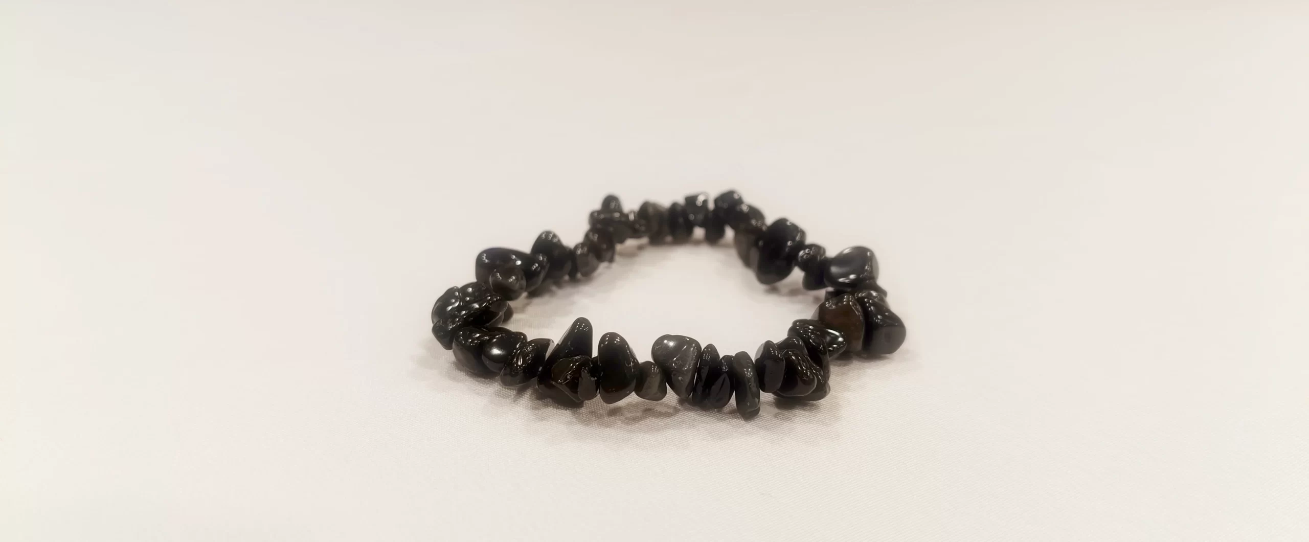 La pulsera de mineral Piedra Estrella —también conocida como piedra de arena o “lluvia de estrellas”— es valorada en la mineralogía y el desarrollo personal por su simbolismo de claridad mental, enfoque y motivación interna. Tradicionalmente asociada con la concentración, la creatividad y la calma emocional, este mineral se utiliza como un apoyo simbólico para mantener una actitud positiva y enfocada frente a los retos cotidianos. La piedra estrella se vincula con procesos de bienestar emocional, fortalecimiento de la confianza personal y reprogramación de creencias, siendo un complemento ideal para personas que trabajan en su crecimiento personal, toma de decisiones y equilibrio emocional. Su energía simbólica se asocia con la apertura a nuevas oportunidades, constancia y visión clara de objetivos, especialmente cuando se integra a procesos de sanación emocional y acompañamiento terapéutico. Su uso es complementario y no sustituye ningún tratamiento médico o psicológico.