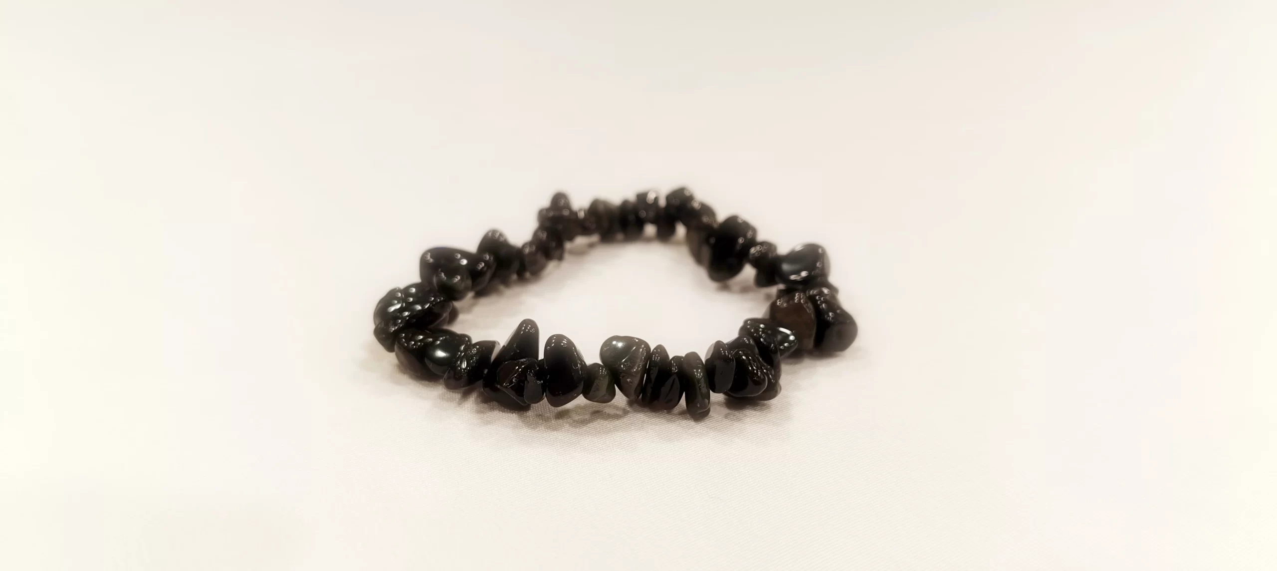 La pulsera de mineral Piedra Estrella —también conocida como piedra de arena o “lluvia de estrellas”— es valorada en la mineralogía y el desarrollo personal por su simbolismo de claridad mental, enfoque y motivación interna. Tradicionalmente asociada con la concentración, la creatividad y la calma emocional, este mineral se utiliza como un apoyo simbólico para mantener una actitud positiva y enfocada frente a los retos cotidianos. La piedra estrella se vincula con procesos de bienestar emocional, fortalecimiento de la confianza personal y reprogramación de creencias, siendo un complemento ideal para personas que trabajan en su crecimiento personal, toma de decisiones y equilibrio emocional. Su energía simbólica se asocia con la apertura a nuevas oportunidades, constancia y visión clara de objetivos, especialmente cuando se integra a procesos de sanación emocional y acompañamiento terapéutico. Su uso es complementario y no sustituye ningún tratamiento médico o psicológico.