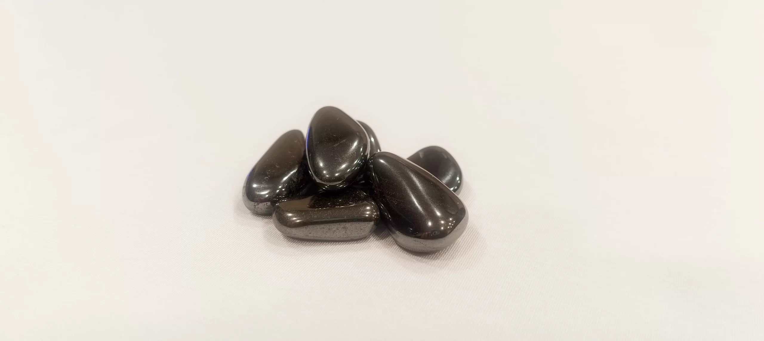 La piedra de Hematita es un elemento de bienestar emocional asociado a la estabilidad, el enfoque y la fortaleza interna, ideal como apoyo simbólico en procesos de sanación emocional y crecimiento personal.
