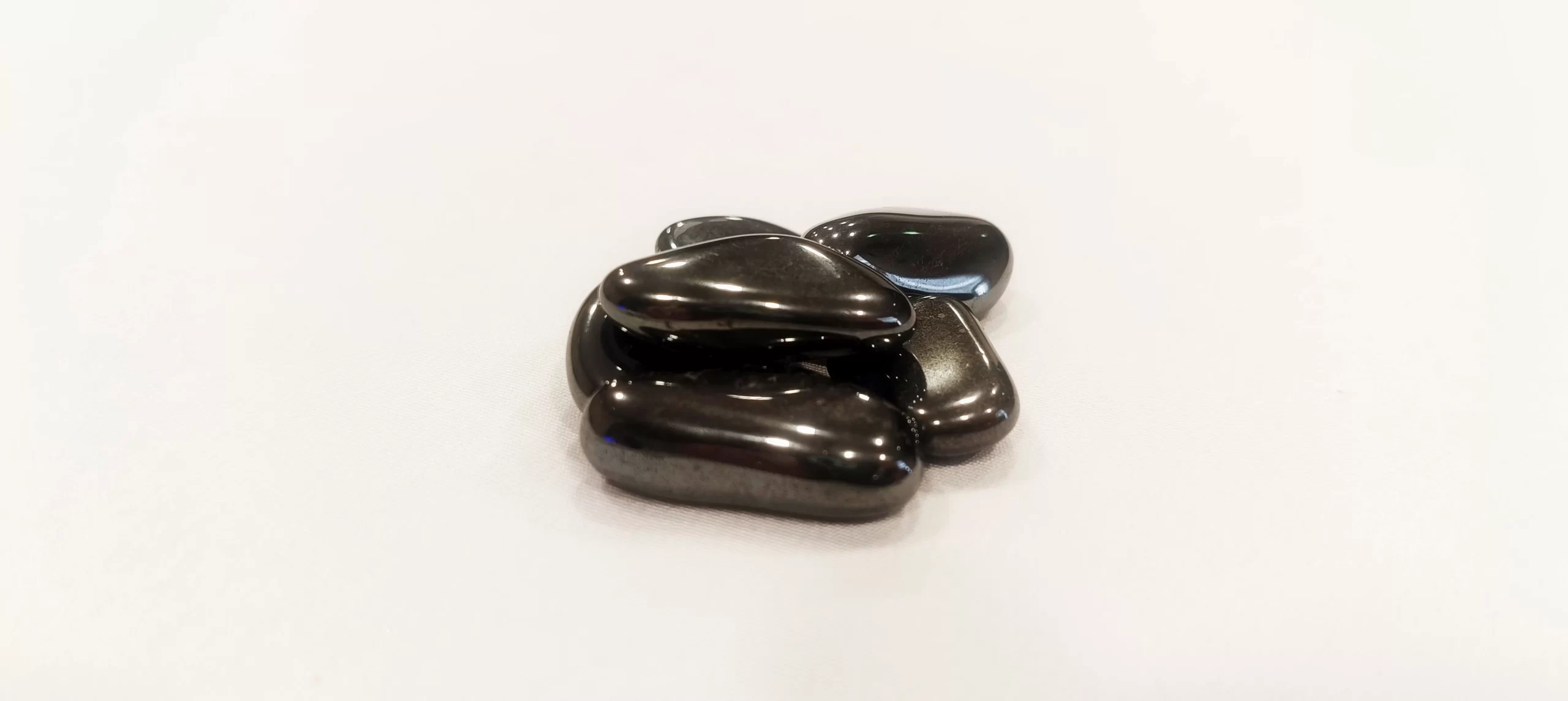 La piedra de Hematita es un elemento de bienestar emocional asociado a la estabilidad, el enfoque y la fortaleza interna, ideal como apoyo simbólico en procesos de sanación emocional y crecimiento personal.