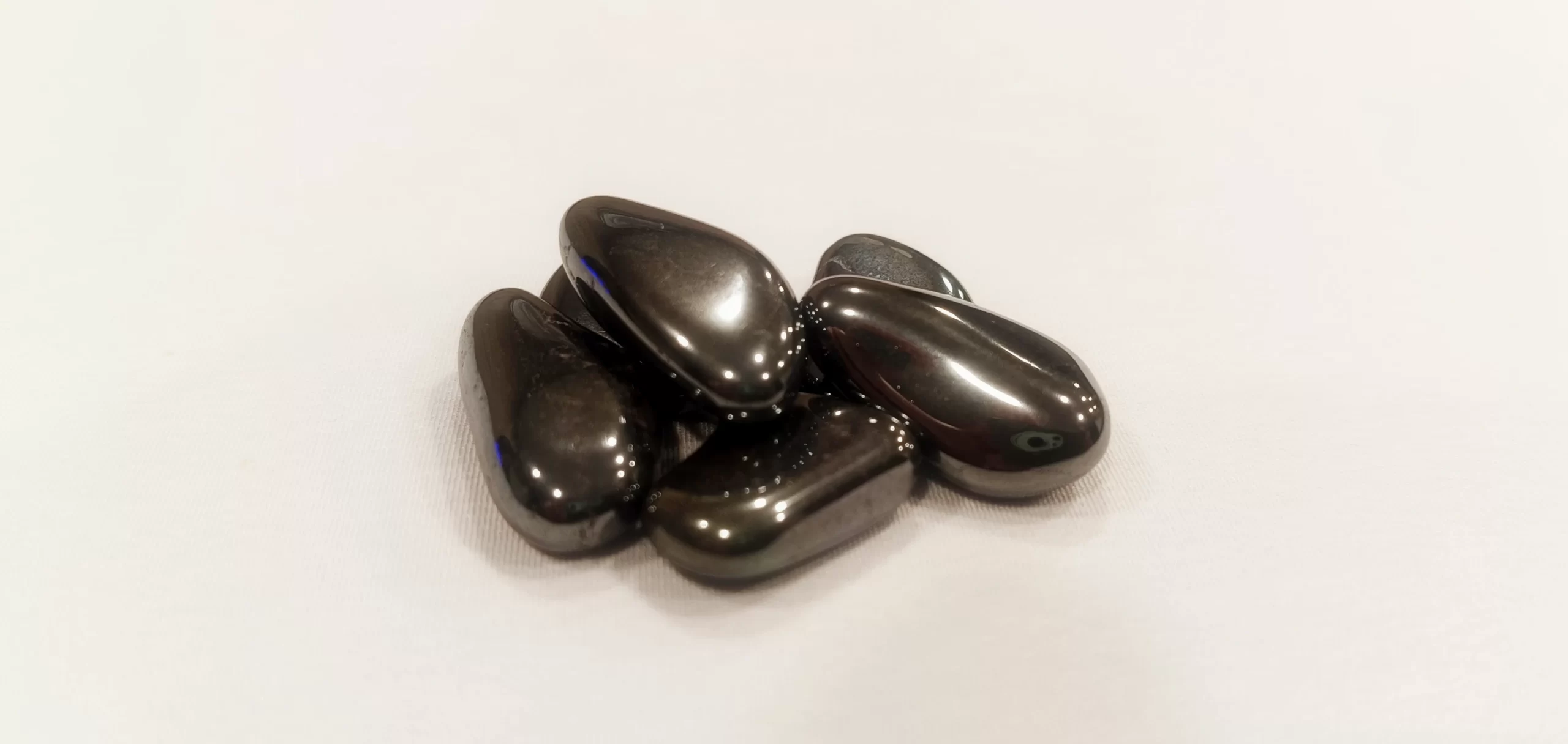 La piedra de Hematita es un elemento de bienestar emocional asociado a la estabilidad, el enfoque y la fortaleza interna, ideal como apoyo simbólico en procesos de sanación emocional y crecimiento personal.